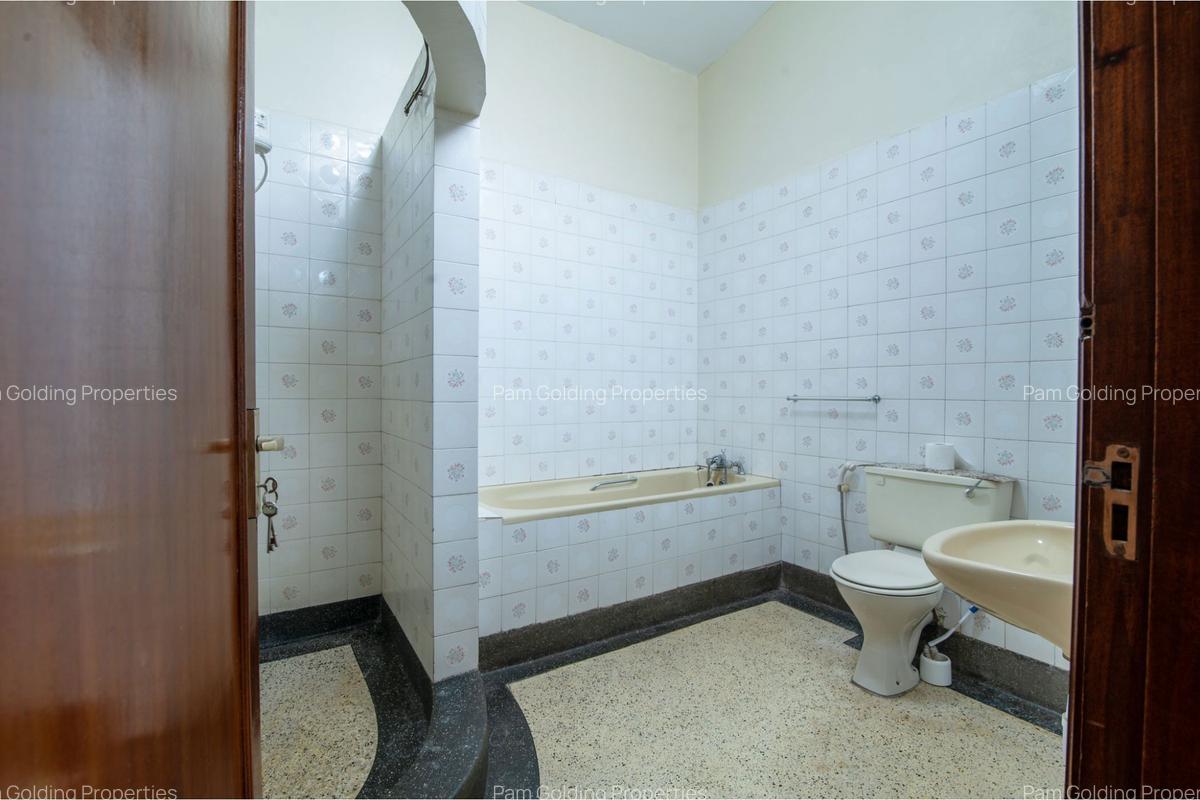 4 Bed Villa with En Suite at School Lane - 10
