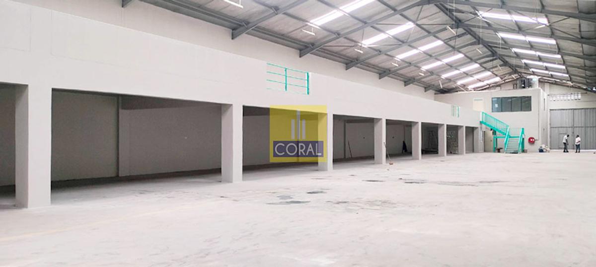 Warehouse with Parking in Industrial Area - 2