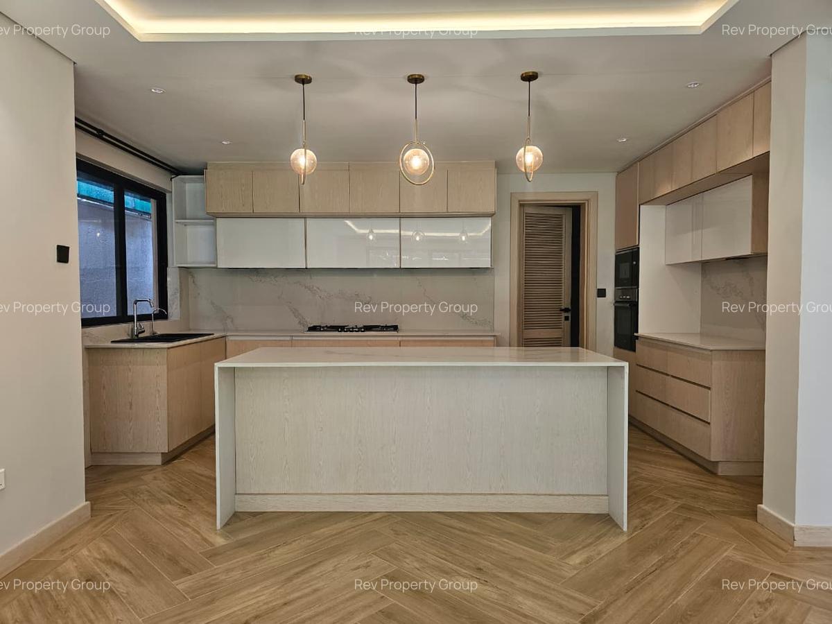 5 Bed Townhouse with En Suite in Lavington - 2