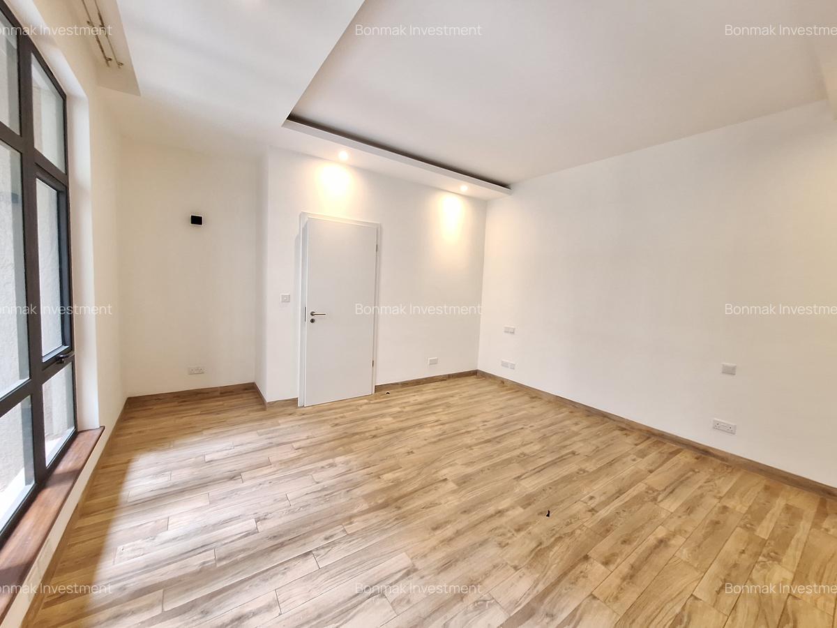 4 Bed Apartment with En Suite at Riverside Drive - 13