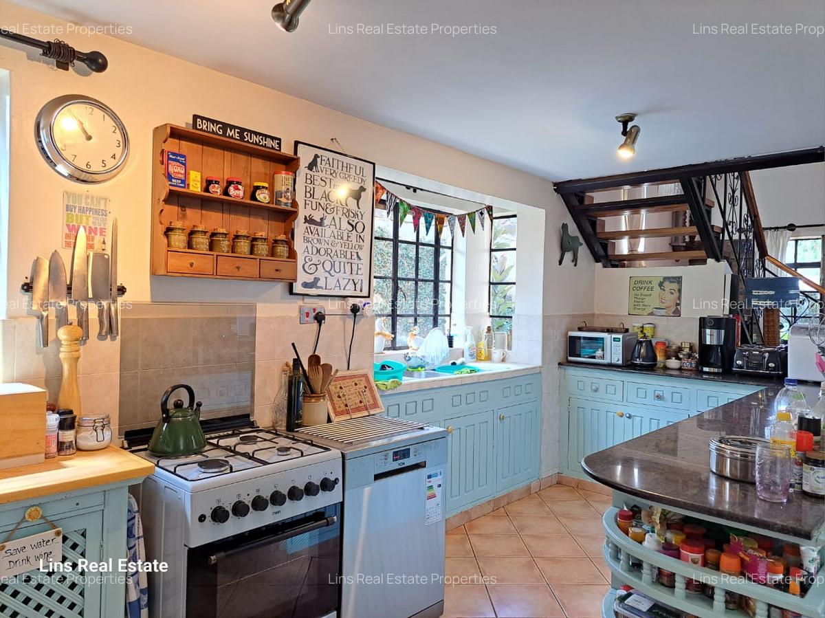 3 Bed House with En Suite in Ridgeways - 16