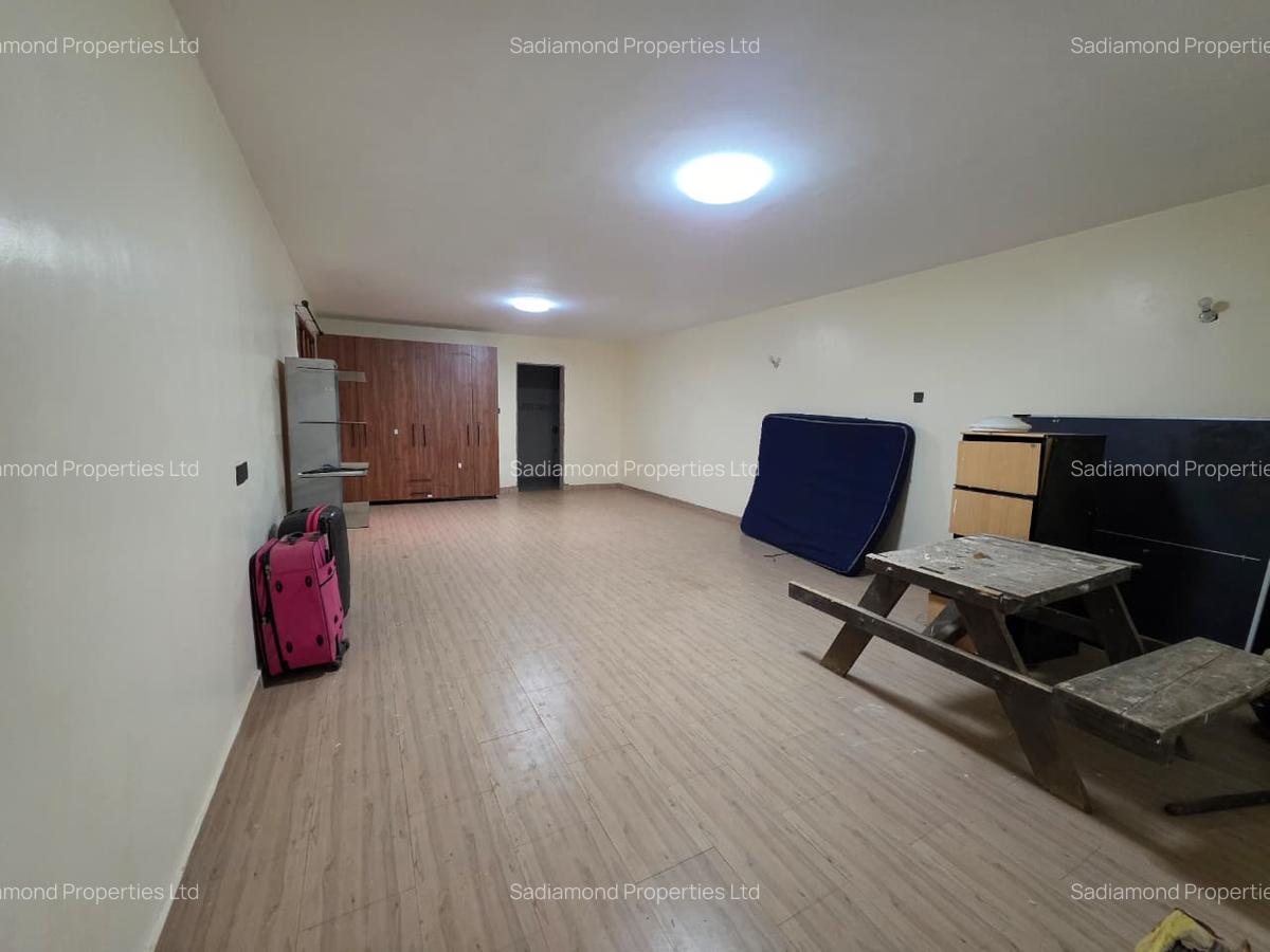 7 Bed House with En Suite in Ridgeways - 9