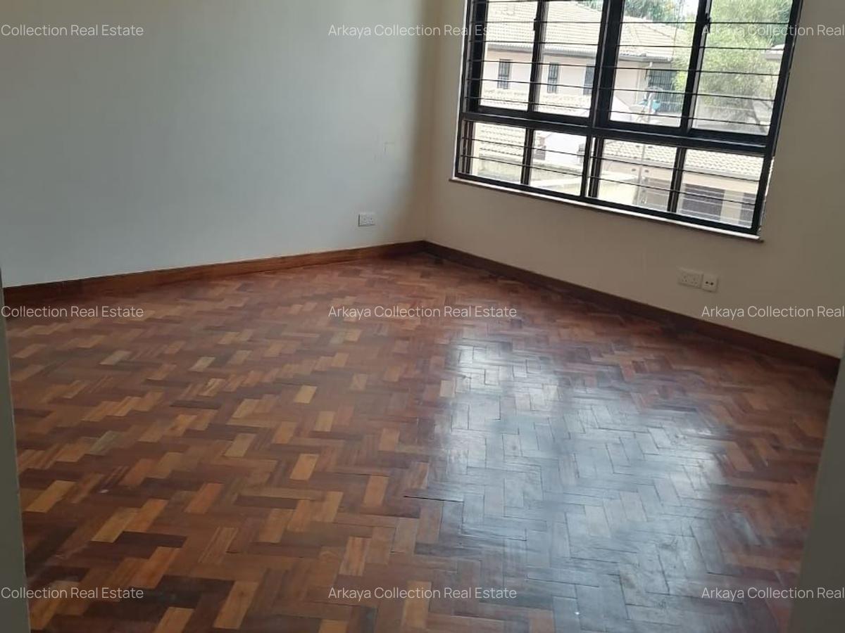 5 Bed House with En Suite in Lavington - 4