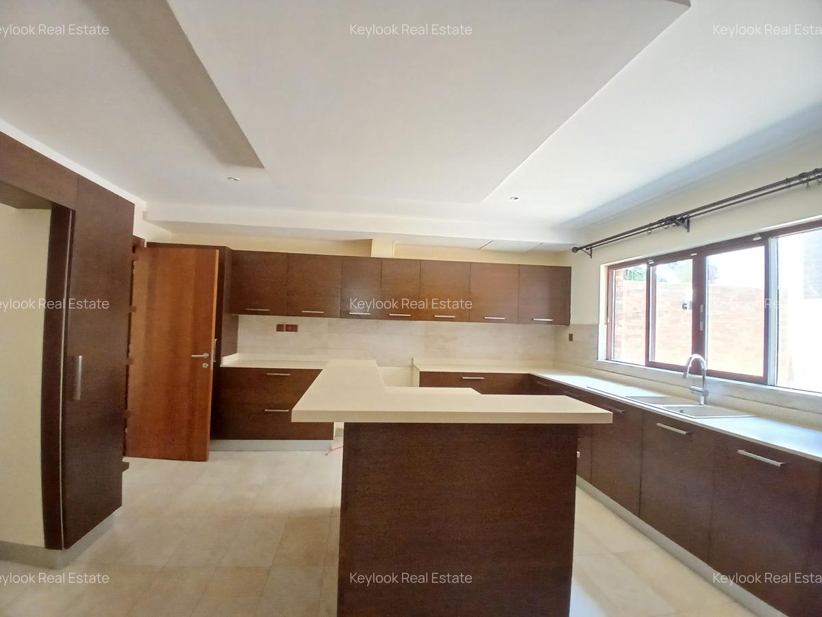 5 Bed Townhouse with En Suite at Lavington - 10