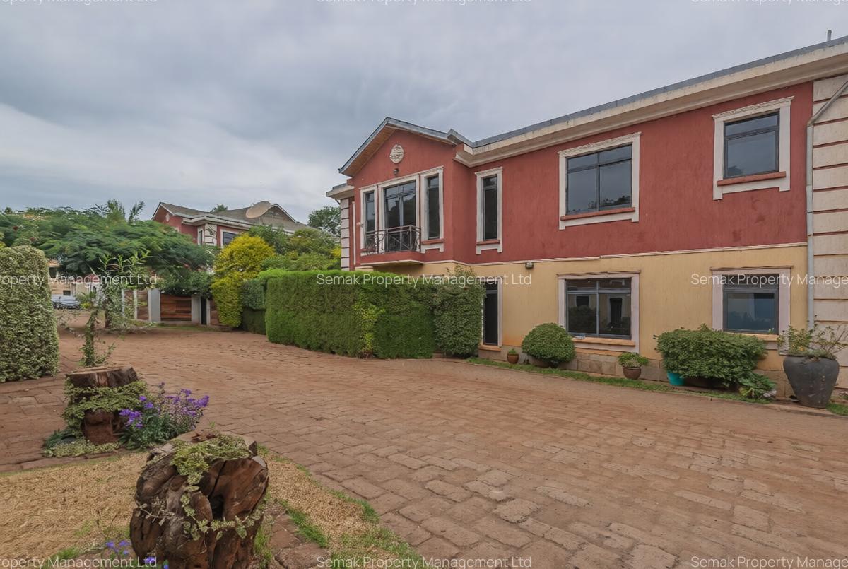 5 Bed Townhouse with En Suite in Lavington - 1
