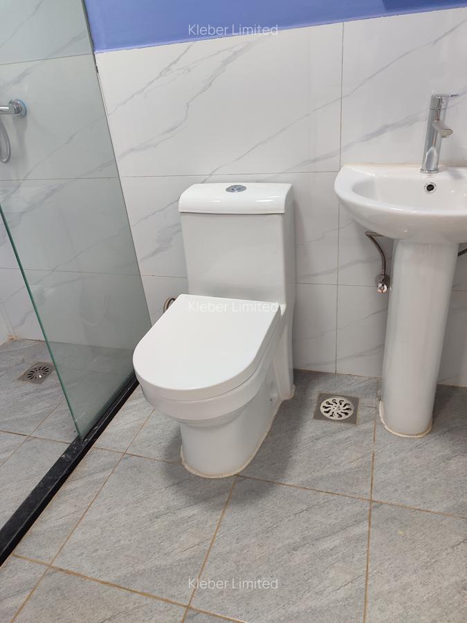 Serviced Studio Apartment with En Suite at Wanyee Road - 12