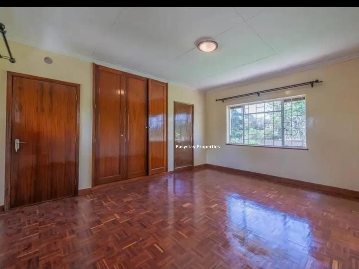 4 Bed House with En Suite in Lavington - 4