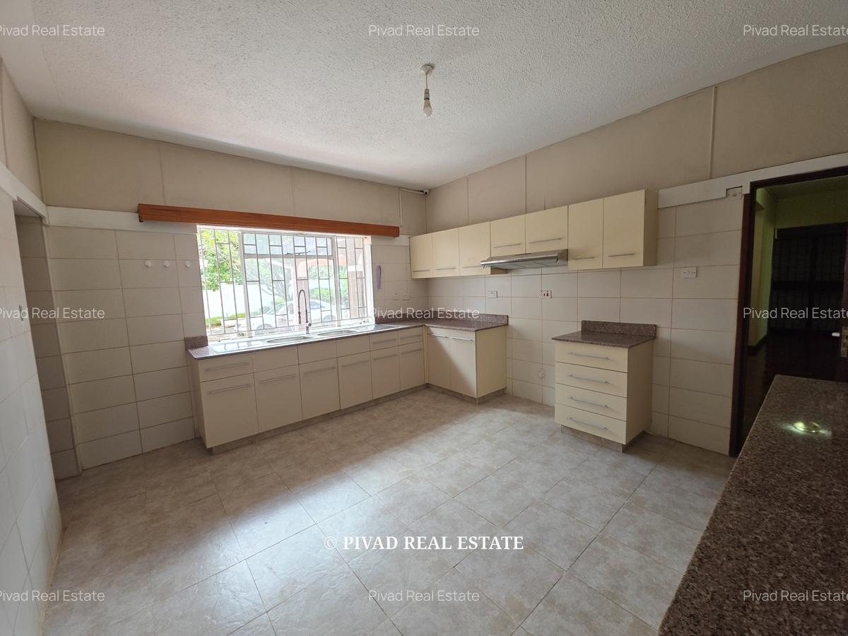 4 Bed House with Garden in Rosslyn - 16