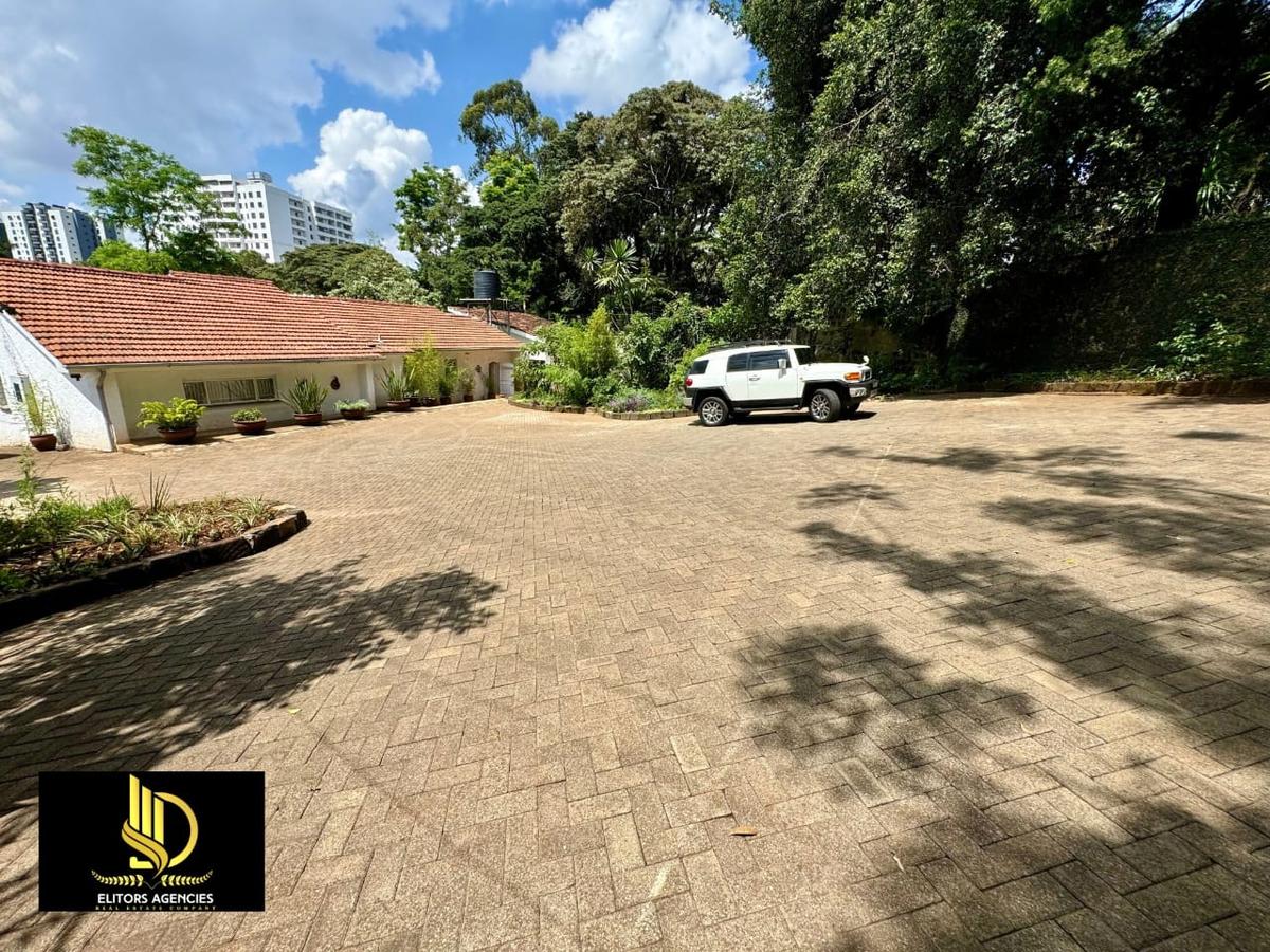 4 bed apartment with en suite at muthaiga area