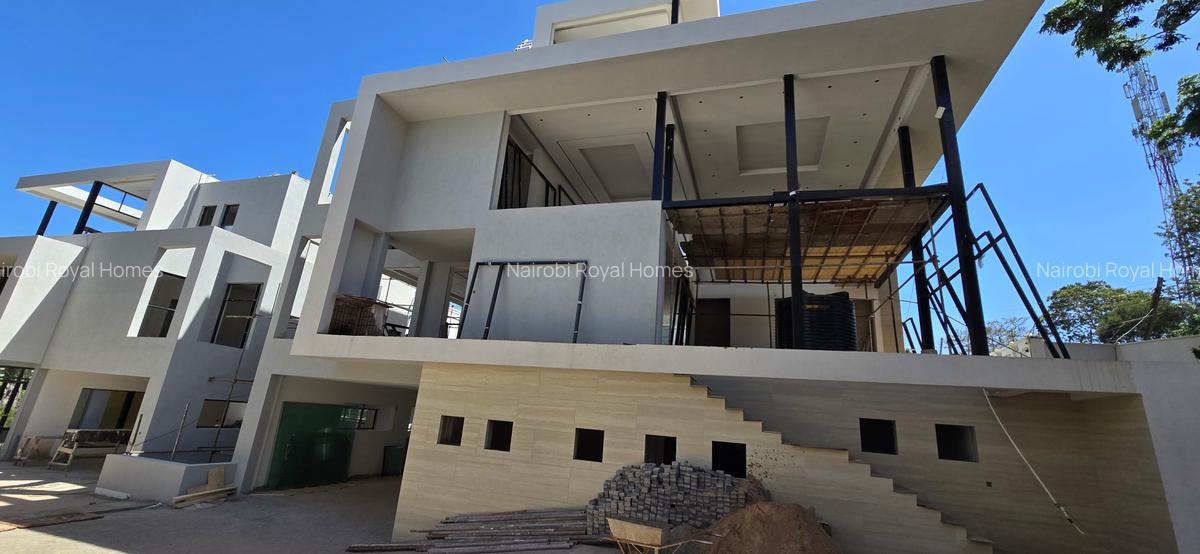 6 Bed Townhouse with En Suite at Lavington Green - 3