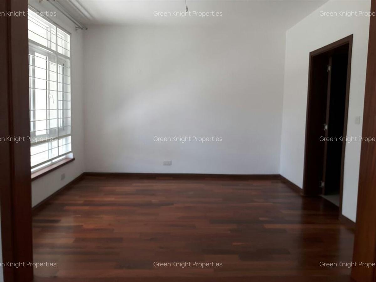 5 Bed House with En Suite in Lavington - 18