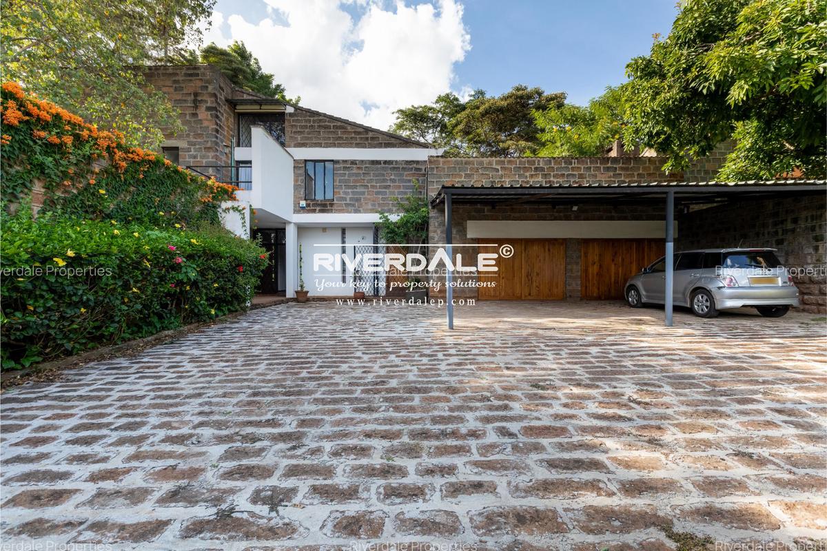 5 Bed House with En Suite in Runda - 1