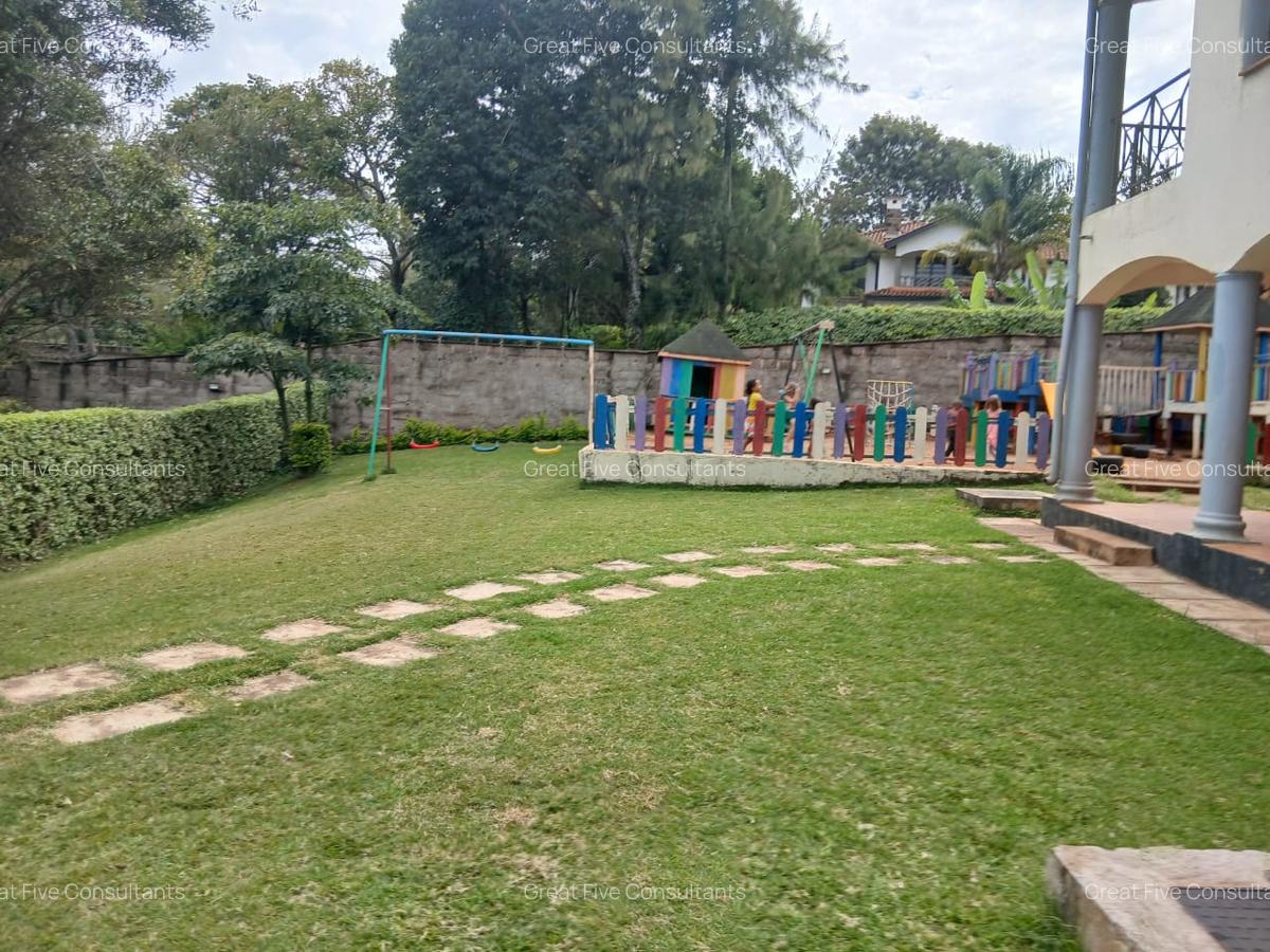 4 Bed Villa with En Suite in Redhill - 17