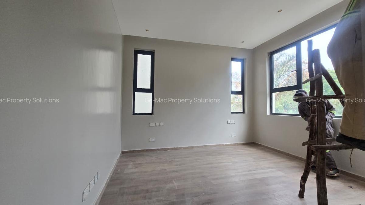 5 Bed House with En Suite in Lavington - 15