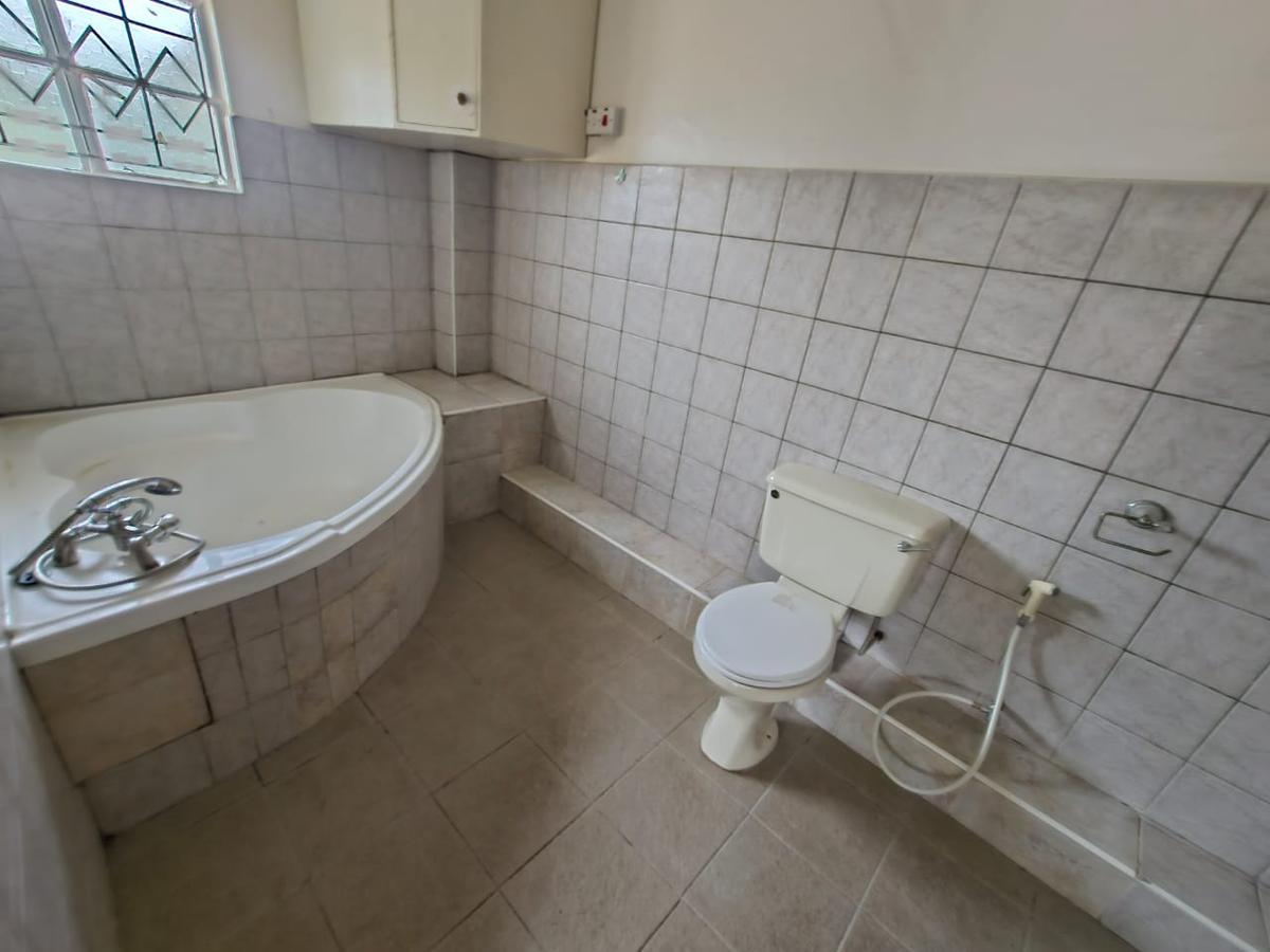 5 Bed House with En Suite in Lavington - 18