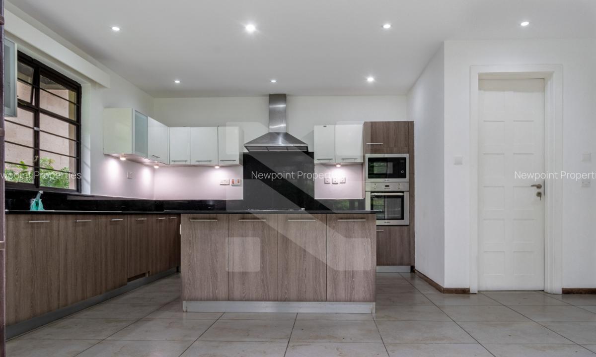 5 Bed Villa with En Suite in Rosslyn - 2