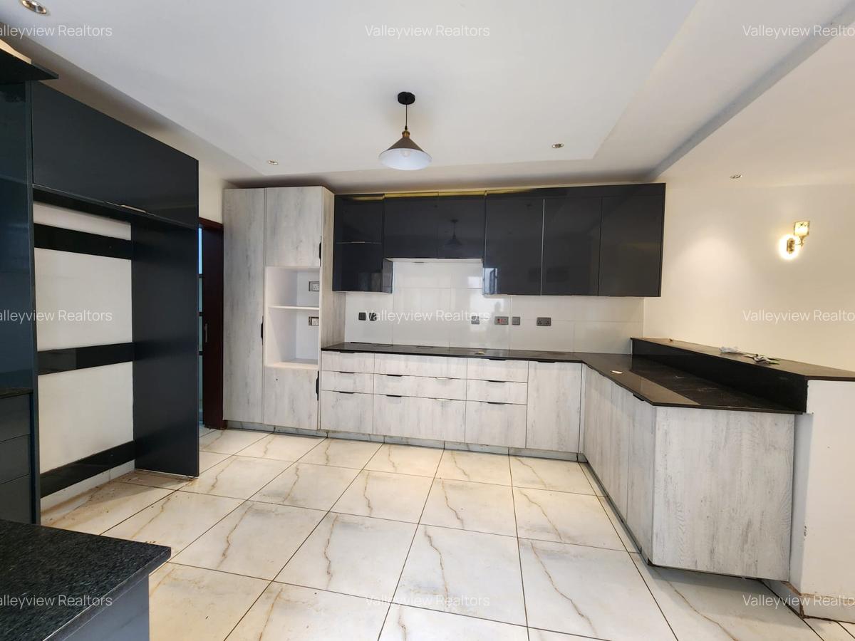5 Bed Townhouse with En Suite at Lavington - 6