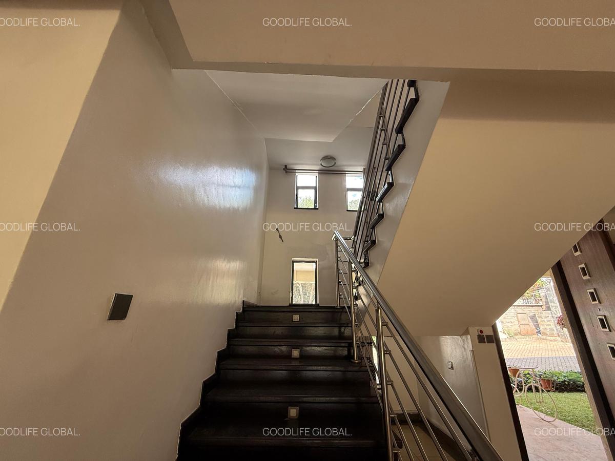 5 Bed Villa with En Suite at Lavington - 14