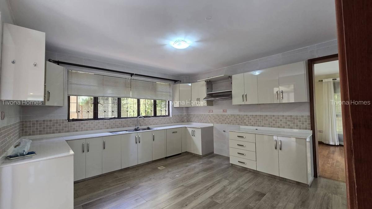 5 Bed House with En Suite in Runda - 12