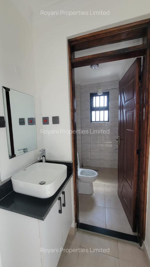 6 Bed House with En Suite in Membley - 14
