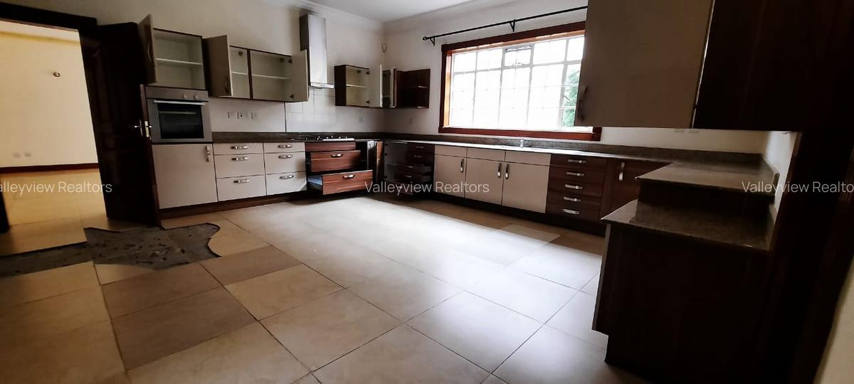 4 Bed Townhouse with En Suite at Lavington - 3