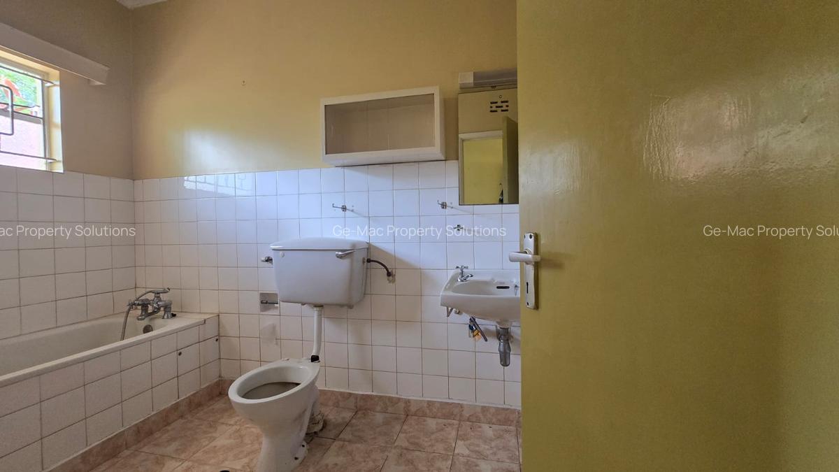 4 Bed House with En Suite in Runda - 11