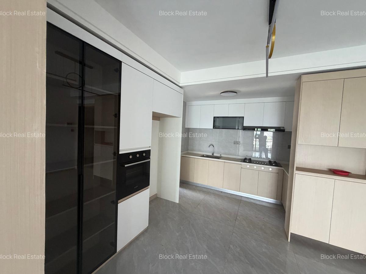 3 Bed Apartment with En Suite in Riverside - 10