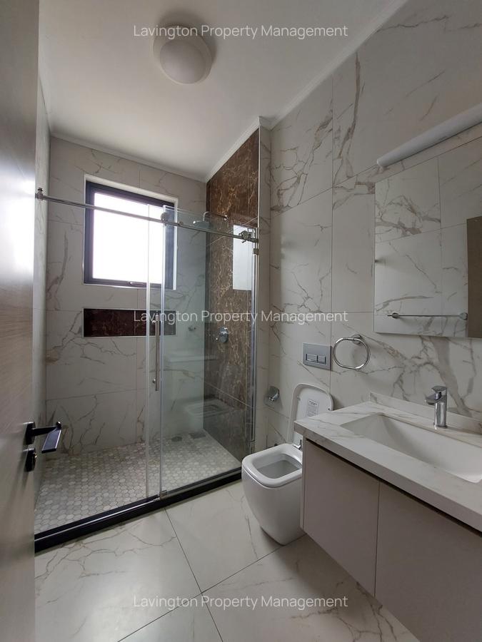 5 Bed House with En Suite at Lavington Green - 18