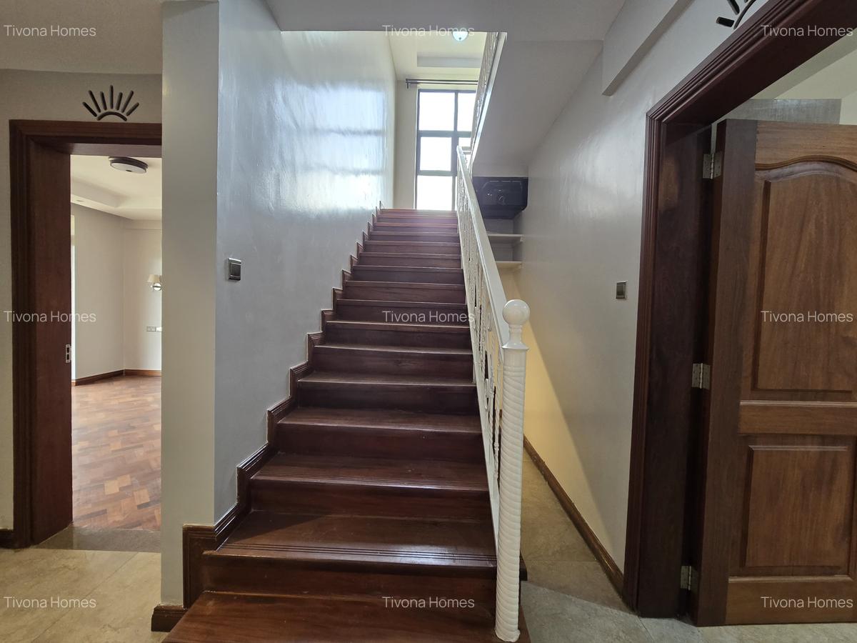 4 Bed Apartment with Swimming Pool in Riverside - 5