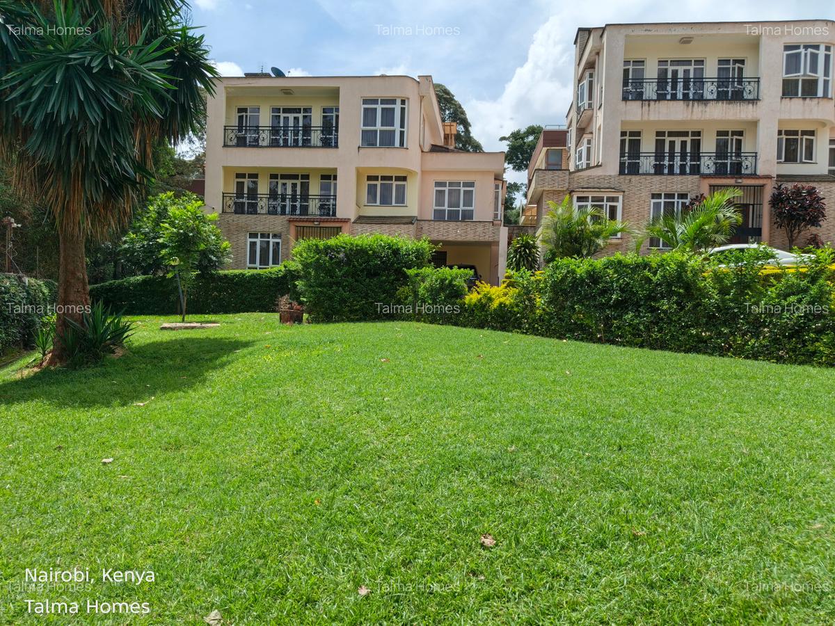 6 Bed Townhouse with En Suite at Lavington - 1