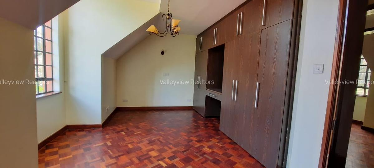 4 Bed Townhouse with En Suite at Lavington - 14