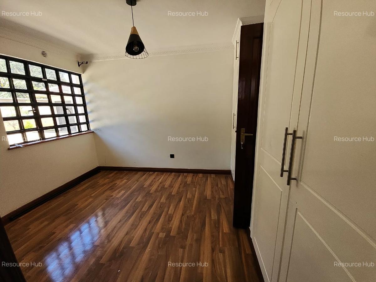 4 Bed Townhouse with En Suite at Lavington - 17