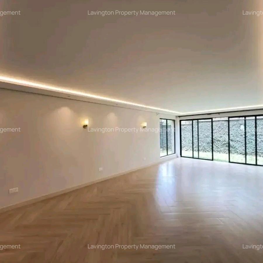 5 Bed House with En Suite at Lavington Green - 3