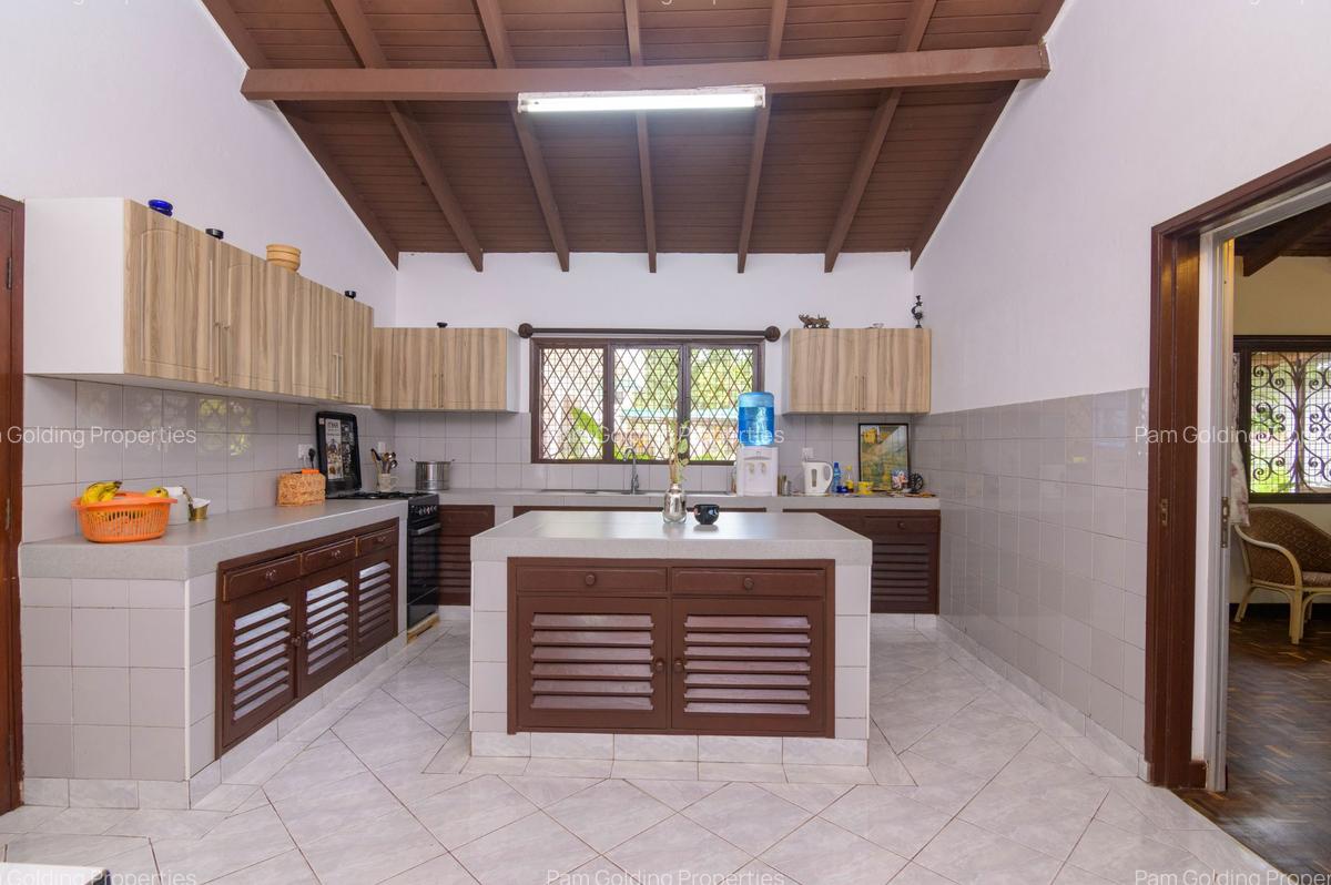 5 Bed House with En Suite in Nyali Area - 6