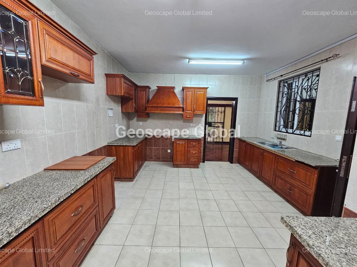 5 Bed House with En Suite in Lavington - 8