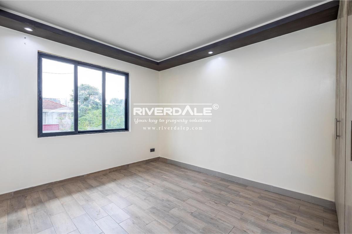 4 Bed Apartment with En Suite in Parklands - 6