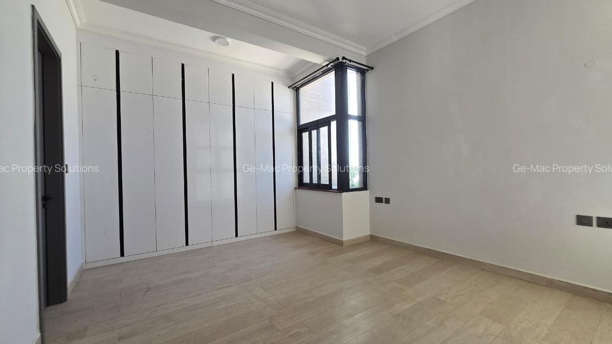 5 Bed House with En Suite in Lavington - 13