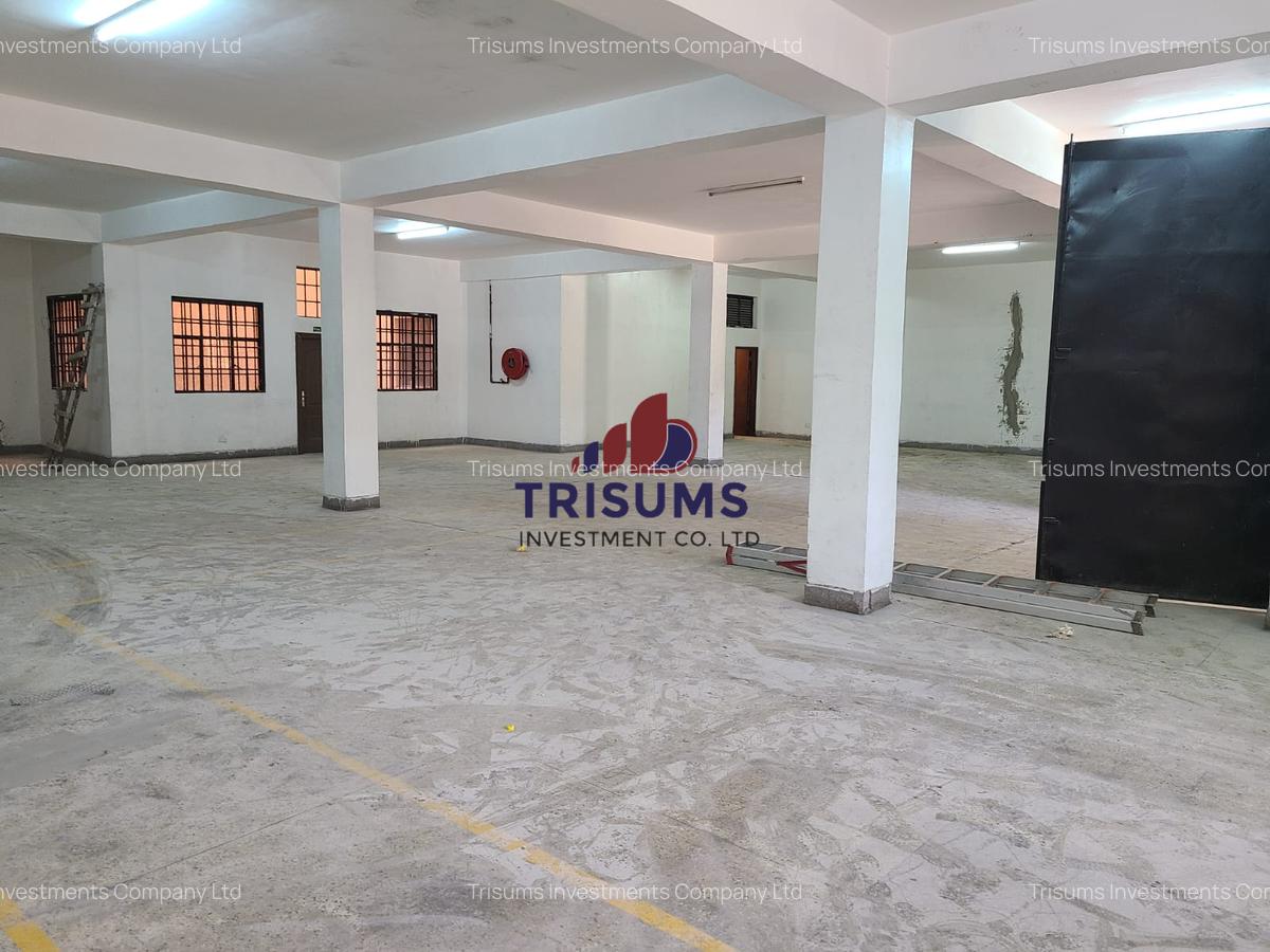 4,249 ft² Warehouse with Service Charge Included in Industrial Area - 1