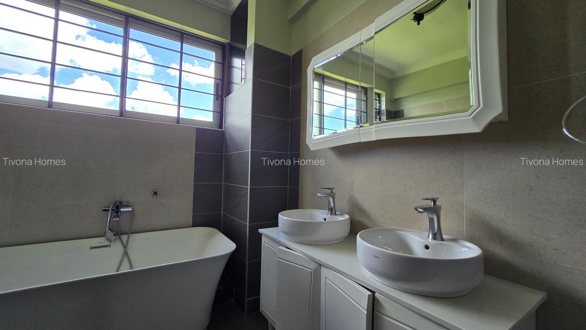 5 Bed House with En Suite in Ridgeways - 17