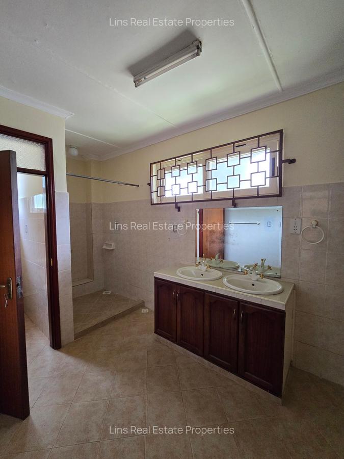 4 Bed Townhouse with En Suite in Lavington - 17