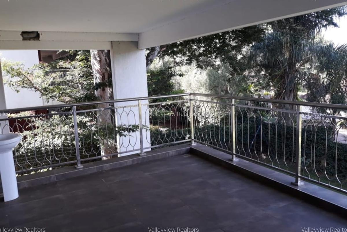 5 Bed Townhouse with En Suite at Lavington - 18