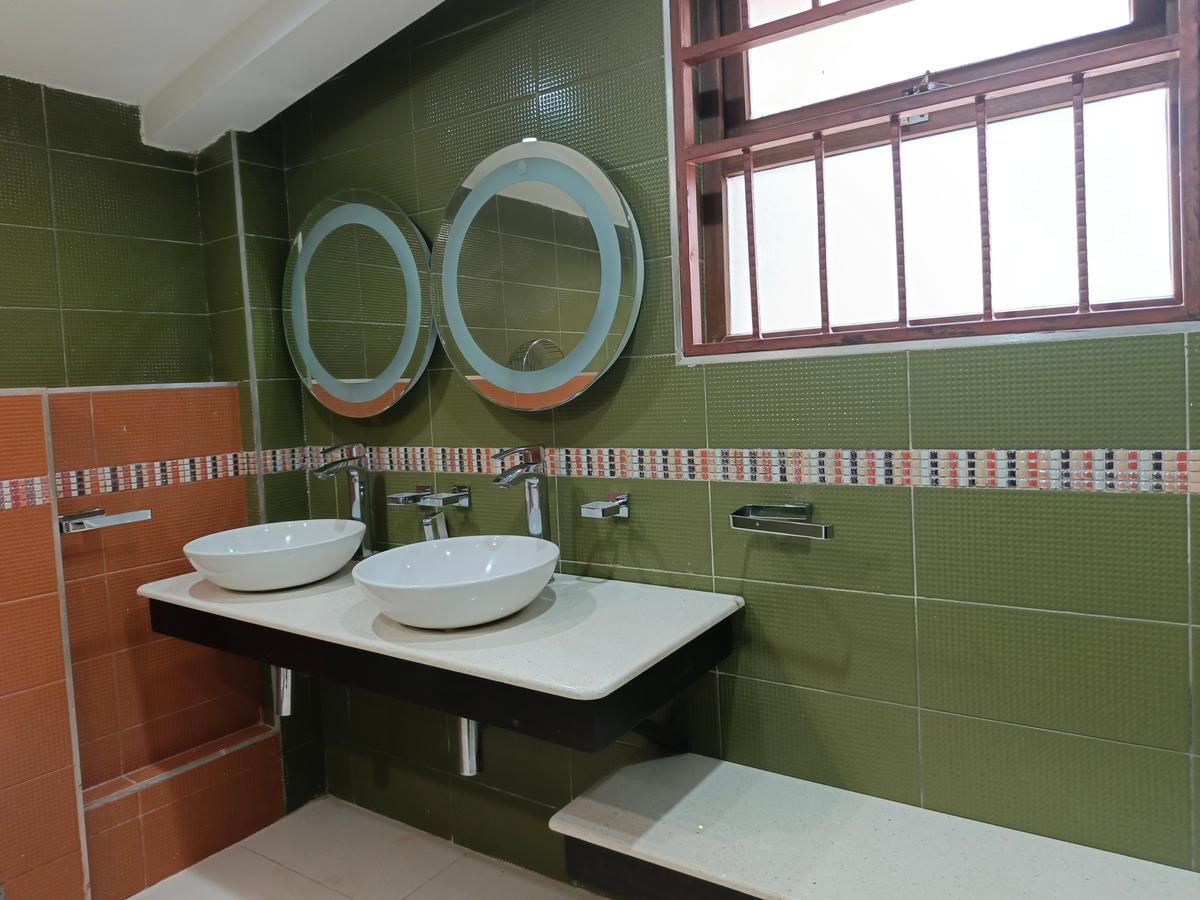 6 Bed House with En Suite in Kyuna - 14