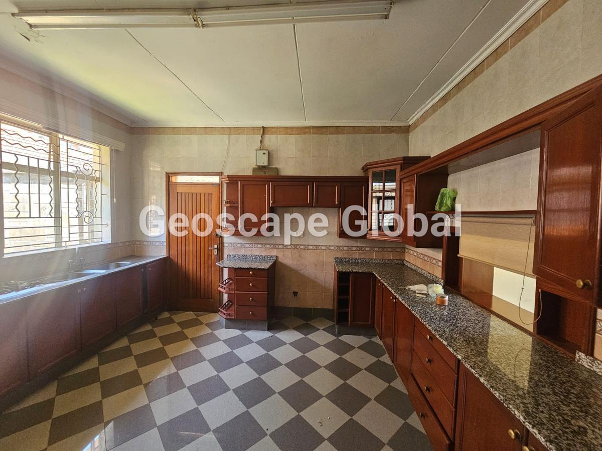 5 Bed House with En Suite in Spring Valley - 3