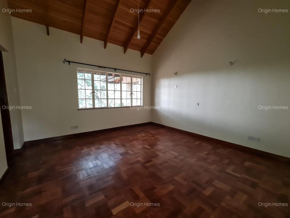 5 Bed House with En Suite at Rosslyn - 14