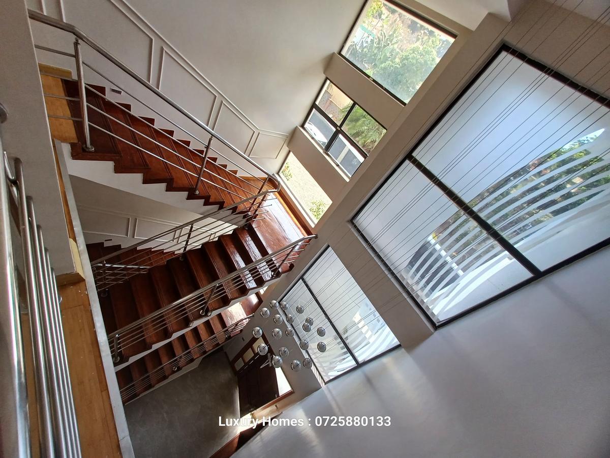 5 Bed Townhouse with En Suite in Lavington - 3