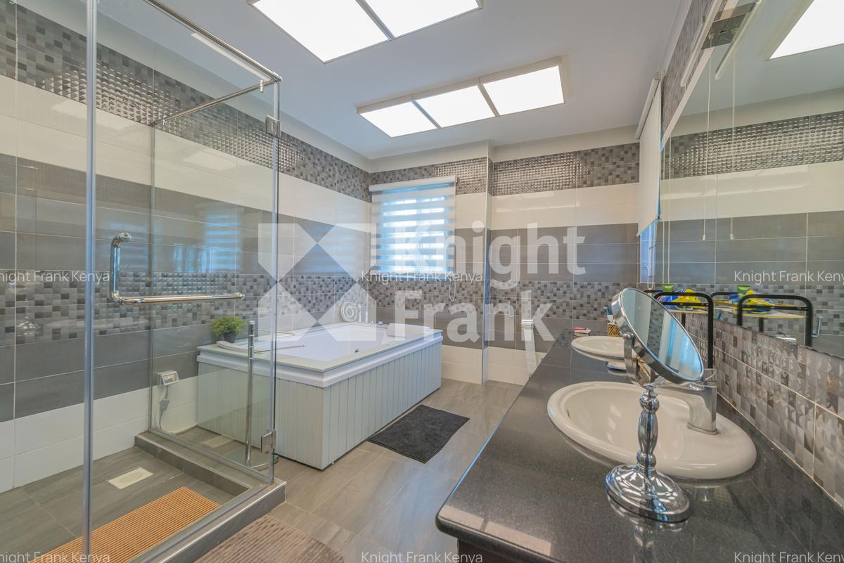 7 Bed House with En Suite at Un Crescent - 13