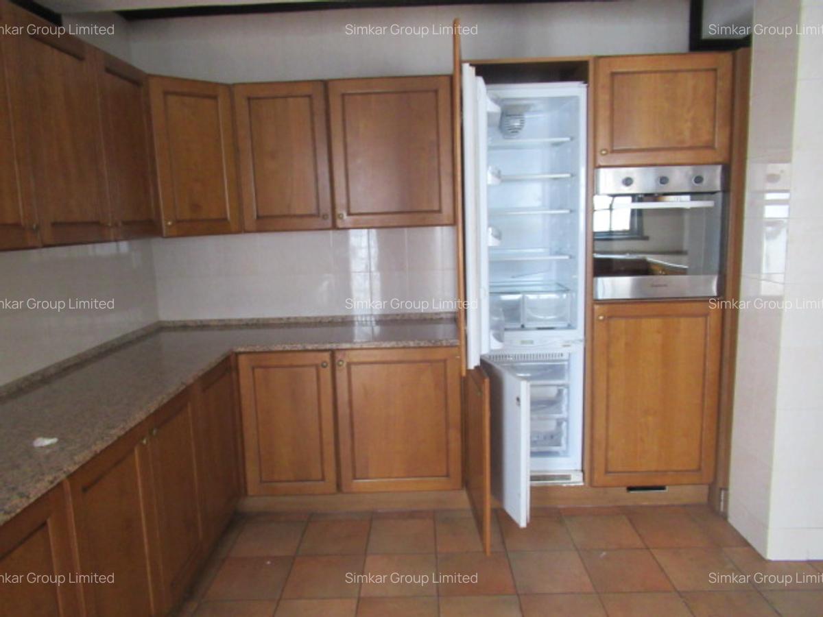 4 Bed Townhouse with En Suite at Riverside - 10