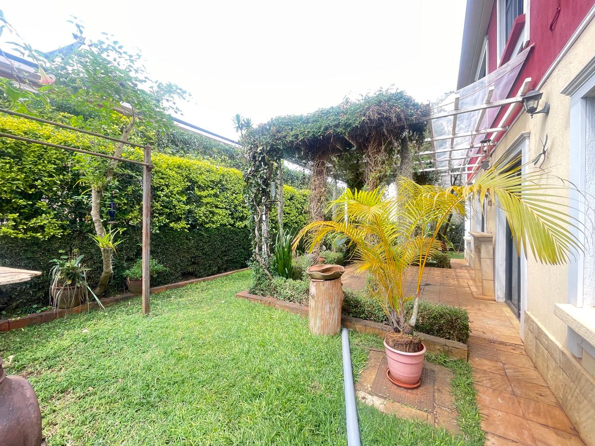 5 Bed Townhouse with En Suite in Lavington - 3