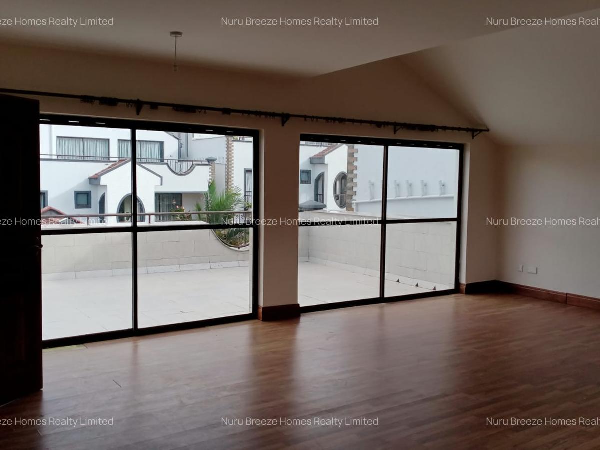 5 Bed Townhouse with En Suite in Brookside - 20