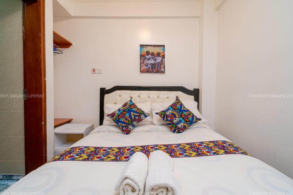 Serviced 4 Bed Apartment with En Suite at Hurlingham - 2